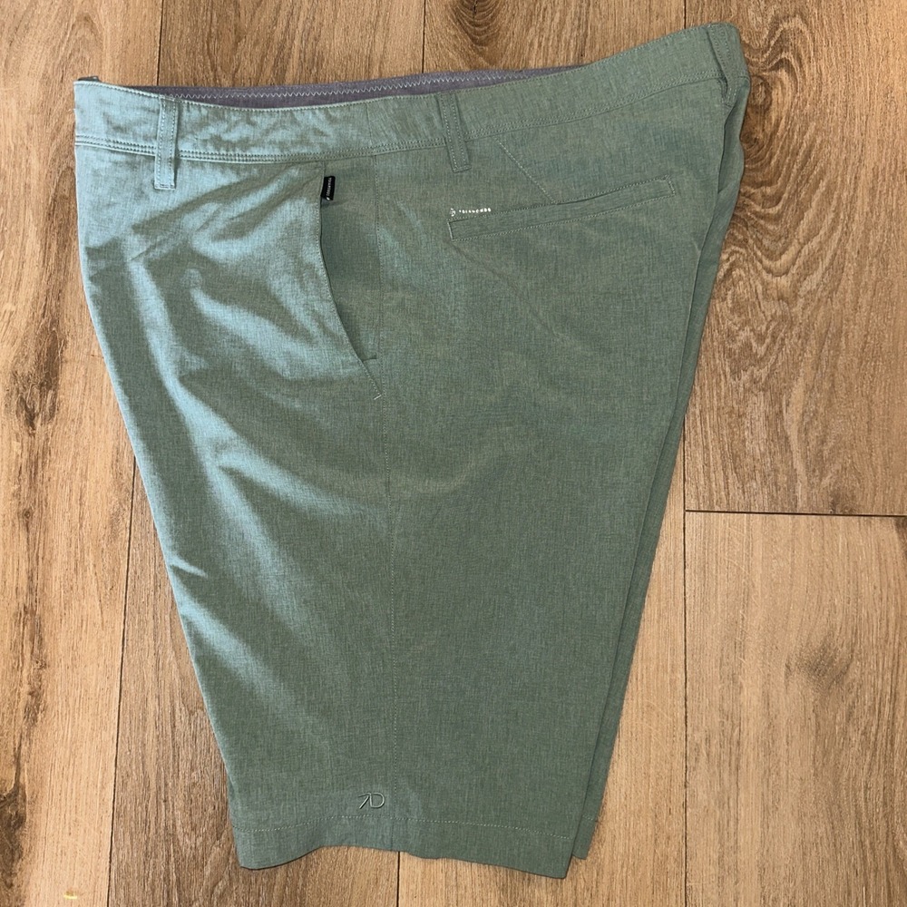 7 Diamonds Men's 36 10 In Inseam Green Aeroplane Performance Casual Golf Shorts